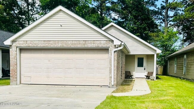 Building Photo - 18012 Woodhaven Dr