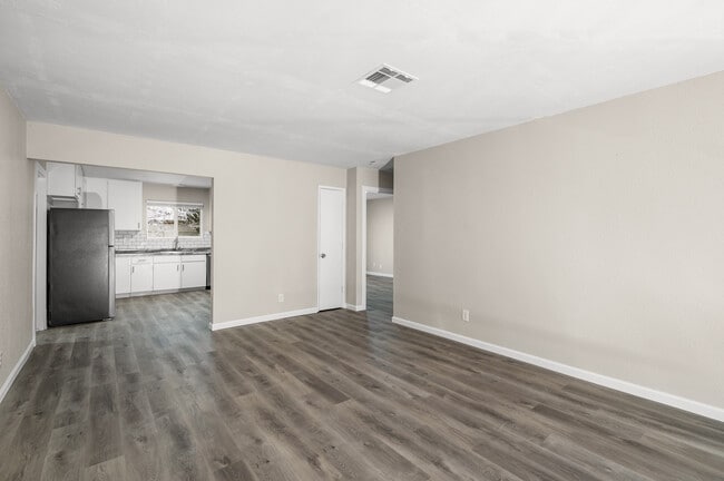 Building Photo - 2104 Rosamond Ave Apt 3 Unit #3