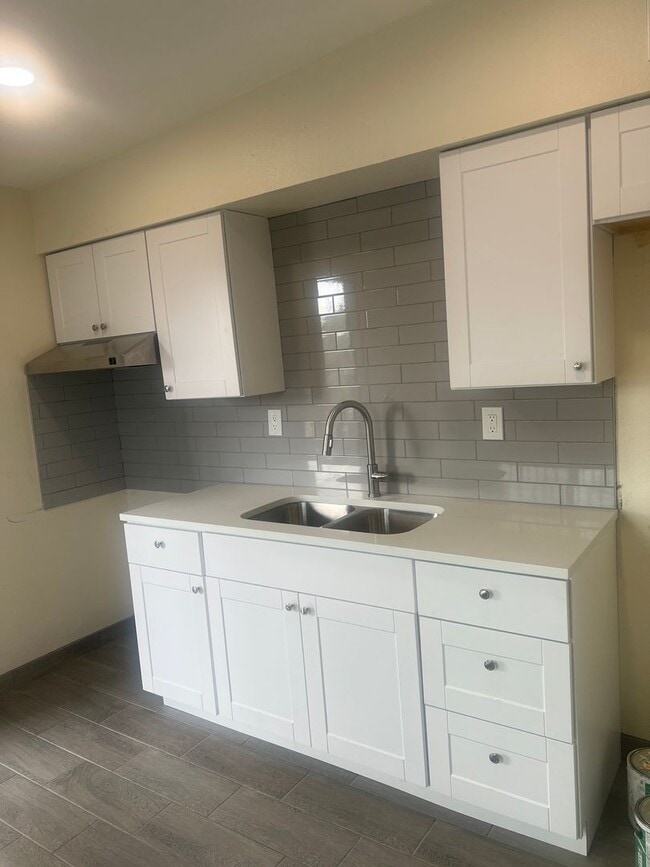 Photo - Newly Refurbish 2 Bed. 1 Ba. Duplex Apartment In Convenient Location Closed to Everthing