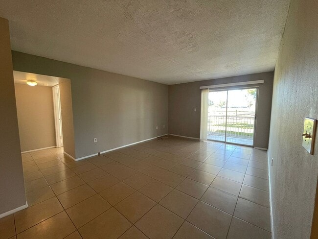Building Photo - 1830 Maravilla Ave Unit 307