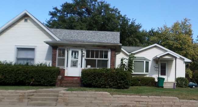 2 bedroom duplex with 2 car attached garage! - 2 bedroom duplex with 2 car attached garage! House