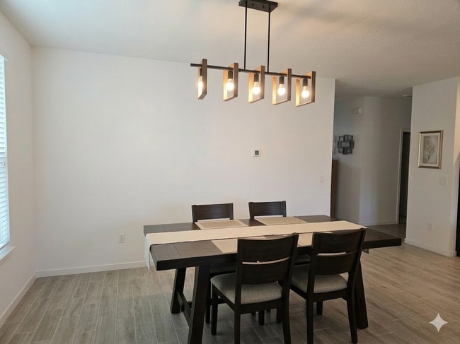 Photo - 1437 Lachlan Cir