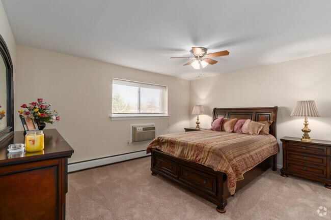 2BR, 1BA - 850SF - Primary Bedroom