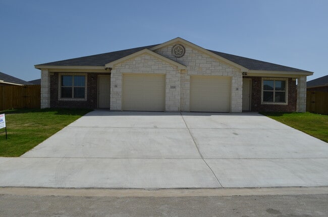 Building Photo - 1208 Vanguard Ln Unit A-MAKE READY