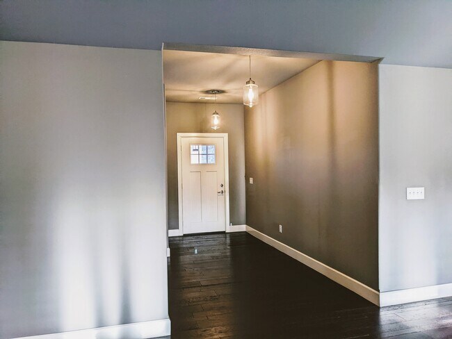 Photo - 700 Hawthorn Way