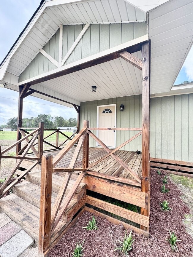 Photo - Country Cottage - Adorable 2 bedroom, 1 bath! Cute front porch & landscaping included!