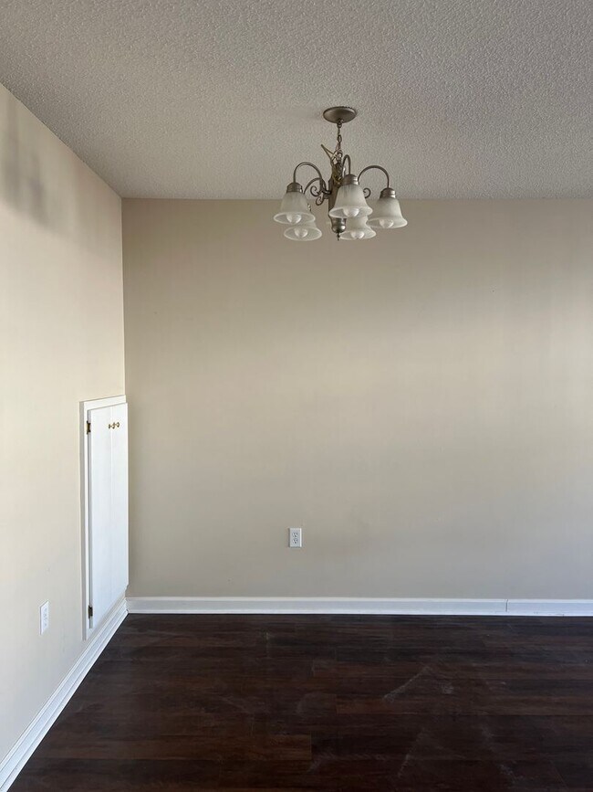 Available NOW 121 S. springview Drive Townhome Townhome Rental in