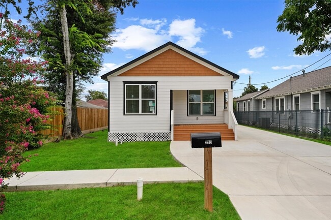 Building Photo - 225 Royder St