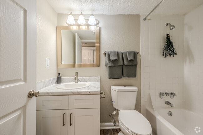3BR, 2BA - 1,260SF - Bathroom 2