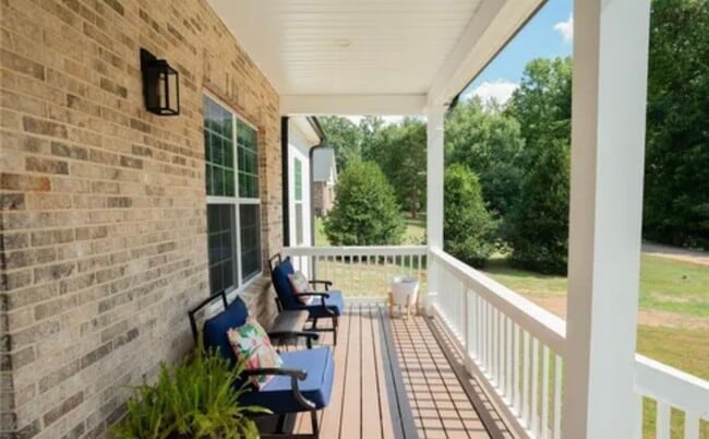 Photo - Very Spacious, Almost New 3/2.5 Available Now