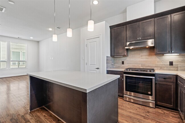 Photo - 1013 W 17th St