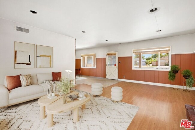 Photo - 22717 Miranda St