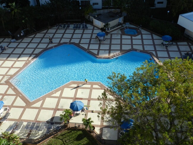 Building Photo - 17011 N Bay Rd Unit #909 Rental
