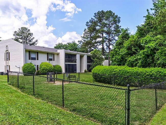 Enclosed Dog Park - Quail Hollow Apartments