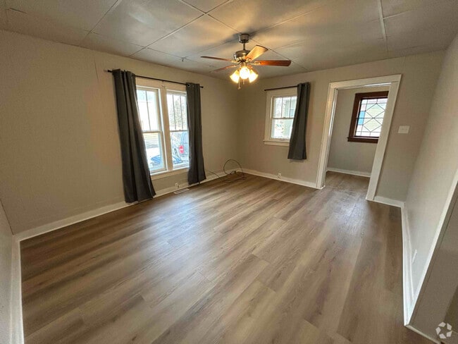 Building Photo - 406 W 5th St Rental
