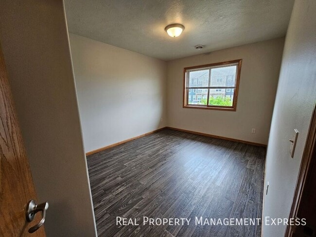 Photo - Spacious 3-bedroom, 1-bathroom Townhome Wi...