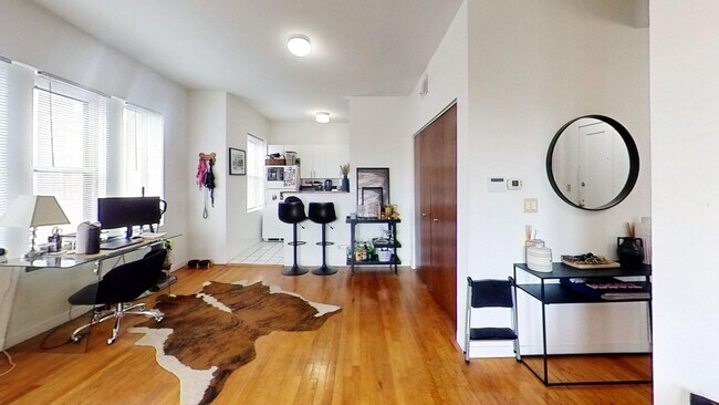 Photo - 1317 W Addison St