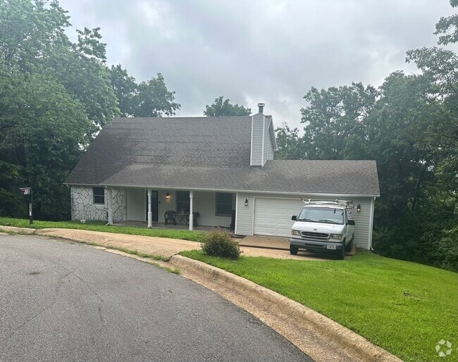 Building Photo - Updated 5 Bedroom Home Located in the High...