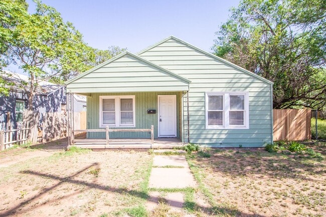 Building Photo - Updated 3 bed 1 bath close to 19th Street
