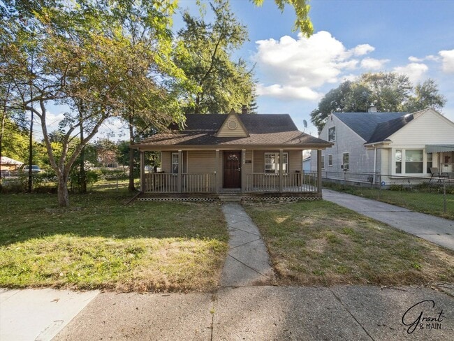 Building Photo - $1300 - 3 bedroom, 1 bathroom Bungalow