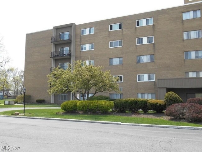 Building Photo - 20333 Detroit Rd Unit 505