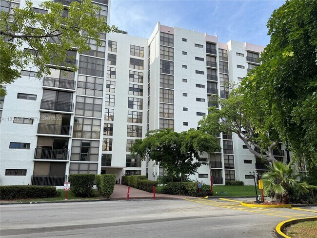 Building Photo - 17021 N Bay Rd Unit 222