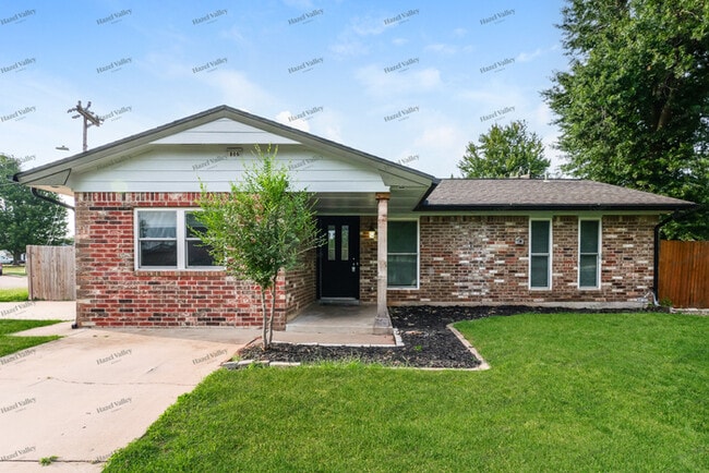 Building Photo - 806 S Meadow Ln