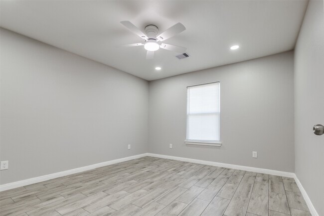 Building Photo - 6038 Glenhurst Dr