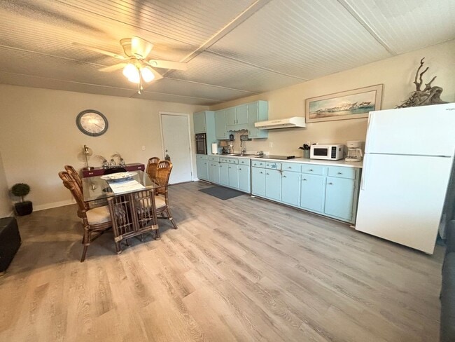 Photo - CALLING ALL SNOWBIRDS! Fully furnished apartment!