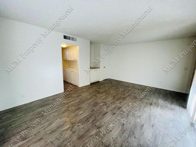 Remodeled 1 bed in Van Nuys with Parking a...