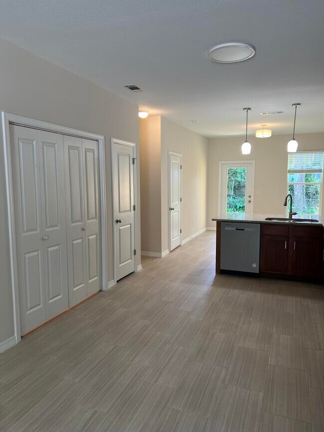 Photo - 717 N Park Blvd