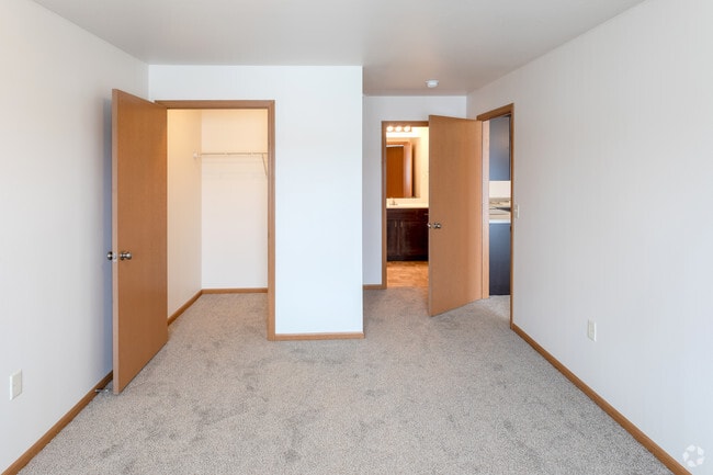 2BR, 2BA - 1054 SF