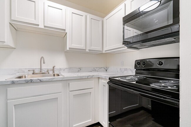 Photo - Lindsay Court Apartments