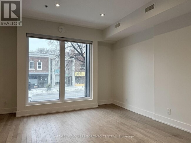 Photo - 1555 Bloor St W