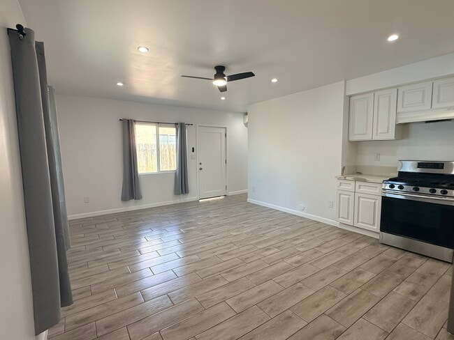 Photo - 14643 Chatsworth St