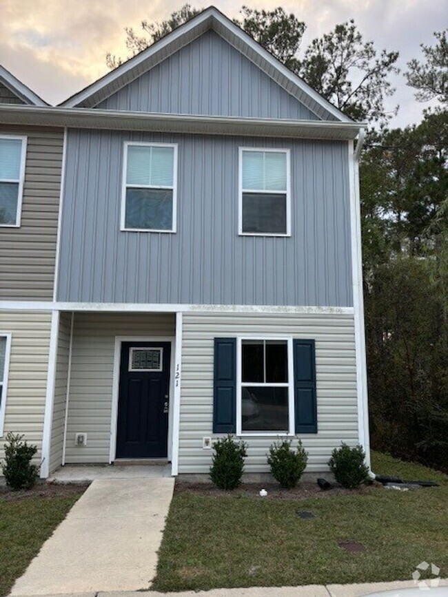 Building Photo - Beautiful 2 bedroom, 2.5 bath townhome Hol...