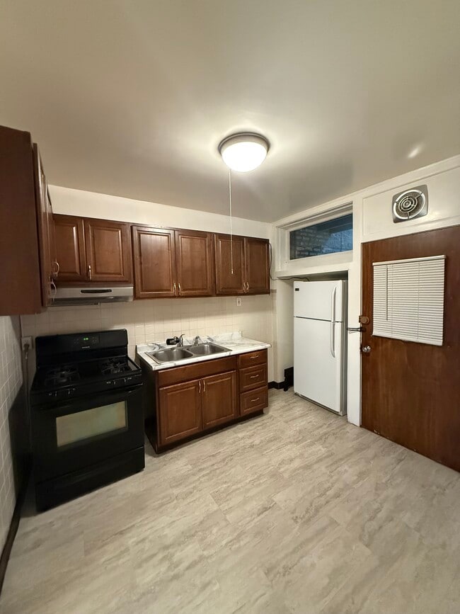 Building Photo - 4859 N Kenneth Ave Unit 2nd Floor Rental
