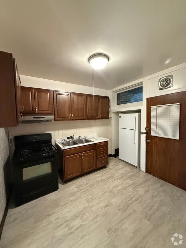 Building Photo - 4859 N Kenneth Ave Unit 2nd Floor Rental