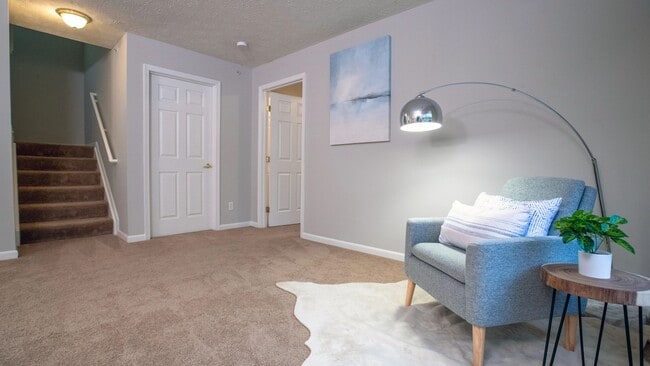 Deléitese en las amplias salas de estar con lujosas alfombras. - The Reserve at Monroe Crossings