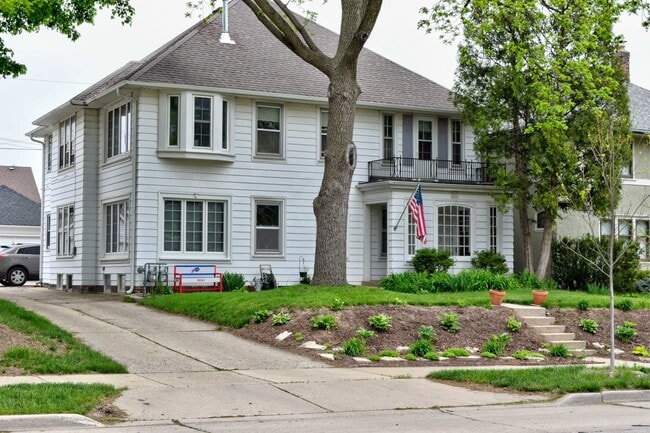 Building Photo - 6826 W Wisconsin Ave Unit Lower