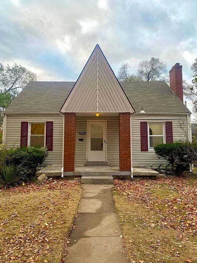 Building Photo - Spacious 4BR Bungalow – Open Living, Garage & Off-Street Parking