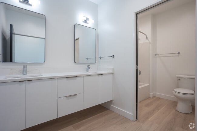 2BR, 1BA - 912 SF - Bathroom