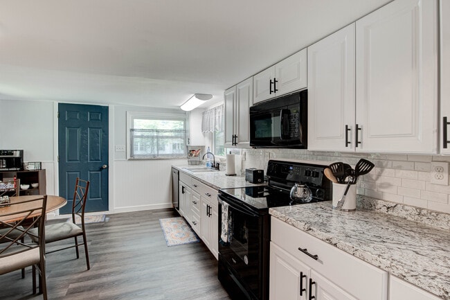 Fully stocked kitchen - 4401 Strawberry Plains Pike