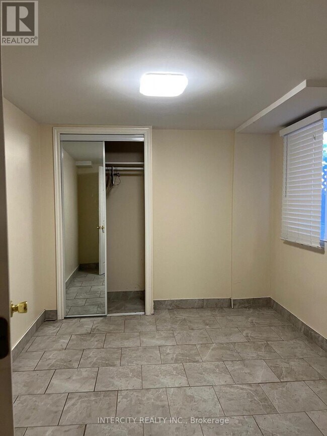 Photo - 4 Pennyroyal Crescent