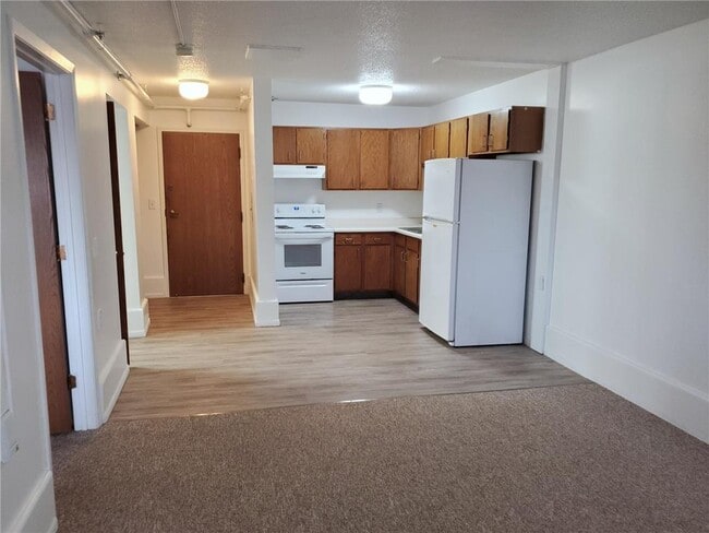 Photo - 215 Linden Ave W