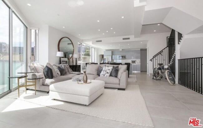 Building Photo - 1125 Kings Rd Unit PH 8