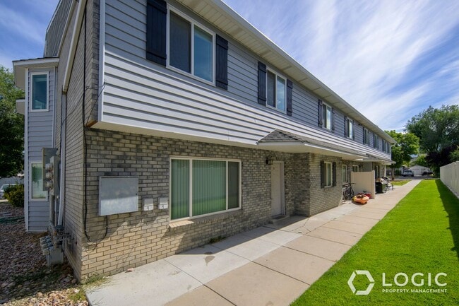 Building Photo - End Unit Townhome!