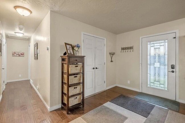 Photo - Beautiful 4 Bedroom Home in Sandy!