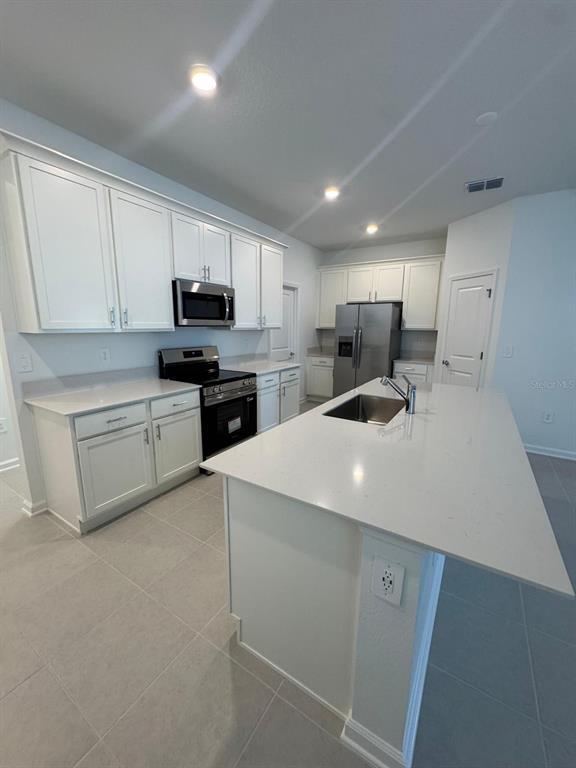 Photo - 5673 LIVELINESS Aly