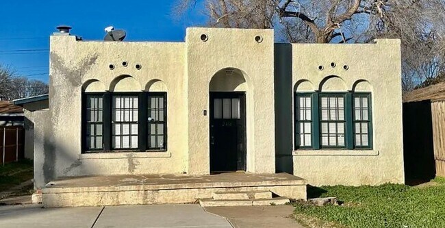 Building Photo - Wow! Updated, Spacious 2/1 with All Applia... Rental